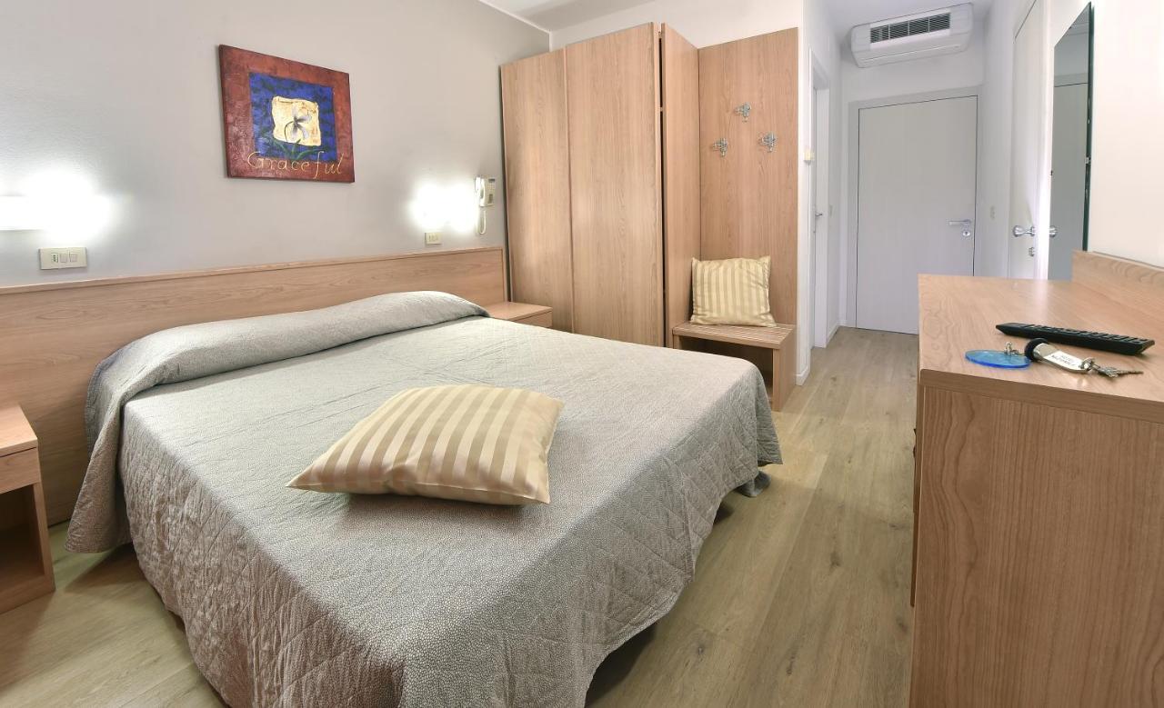 Hotel Meuble Nazionale Lignano Sabbiadoro Bagian luar foto