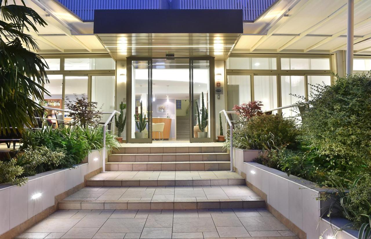 Hotel Meuble Nazionale Lignano Sabbiadoro Bagian luar foto