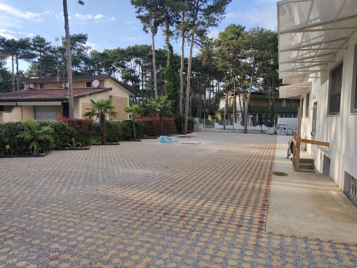Hotel Meuble Nazionale Lignano Sabbiadoro Bagian luar foto